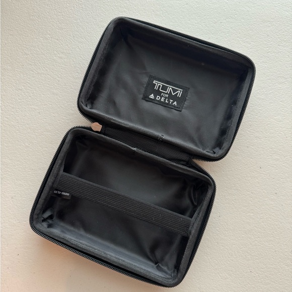 Tumi Hard Shell Case (Delta fisrt Class) - Picture 8 of 11